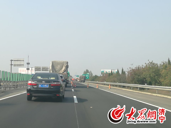 京台高速峄山段多起大车追尾事故 车主被困堵近五小时才通过