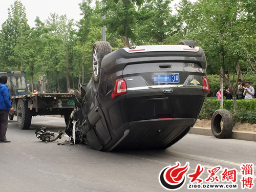 桓台离奇车祸轿车底朝天 环卫工路人合力施救