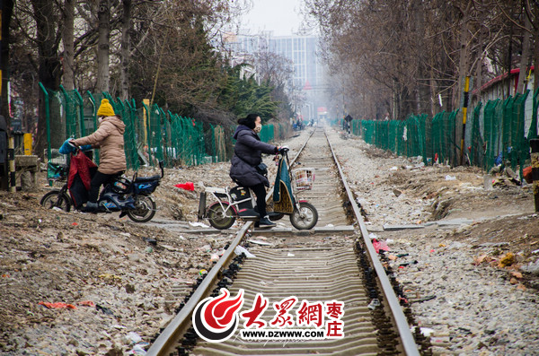 市民出行必经铁路.姚秀谦 拍摄