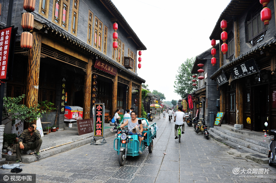 青州偶园古街游人如织 领略古朴风情和传统文化