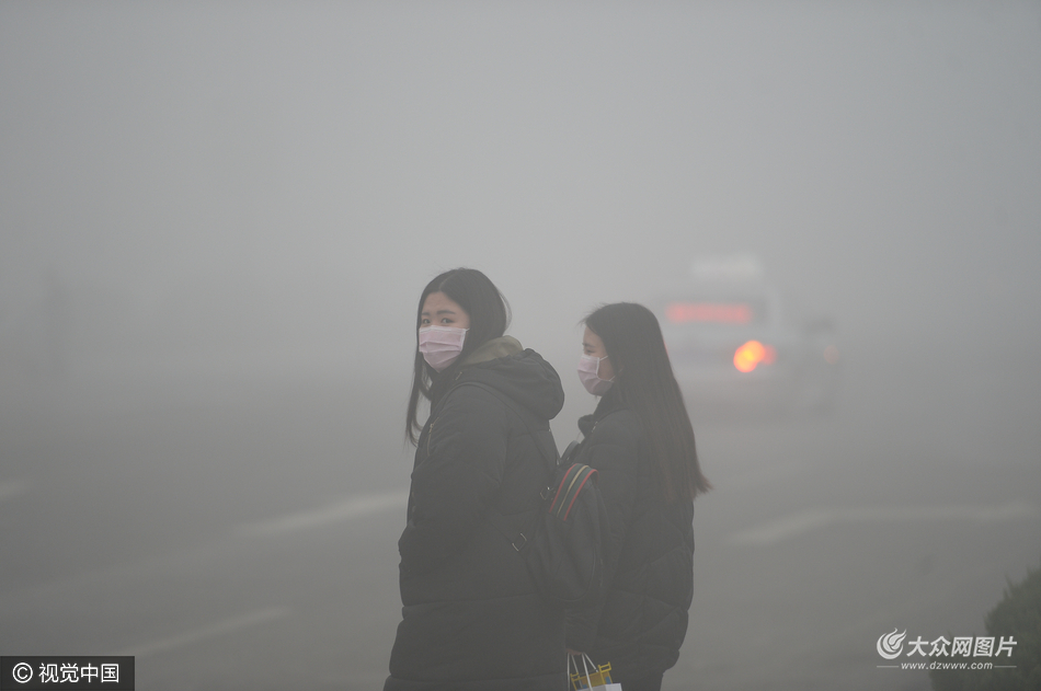 济南:雾霾来袭 市民戴口罩出行中小学自行停课