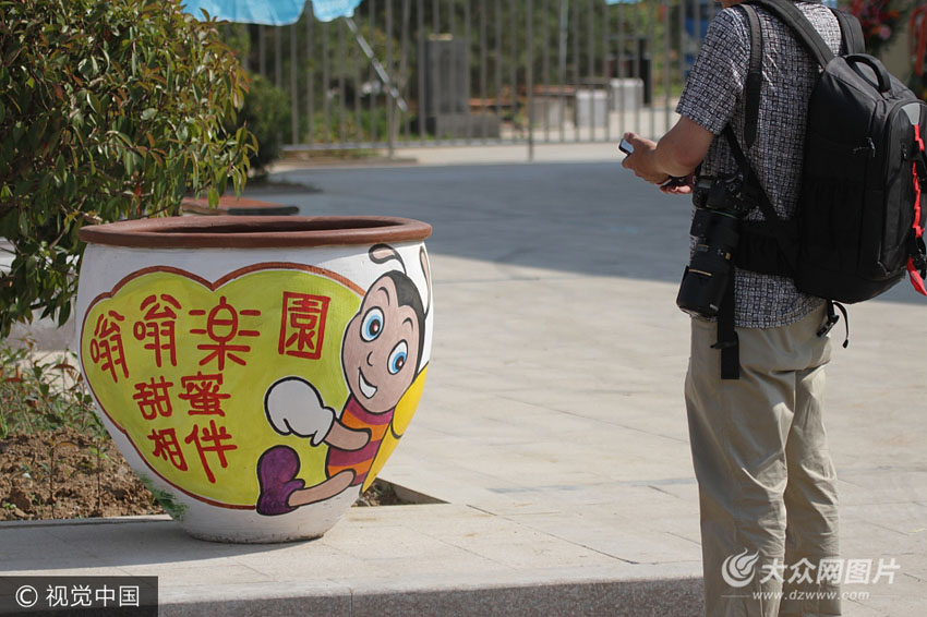 日照,在一家農場樂園裡,新型垃圾缸吸引遊客注意,這口大缸畫的小蜜蜂