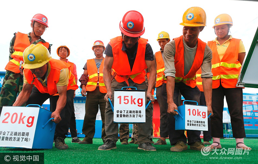 的建築工人在即墨市建築安全教育體驗基地進行正確搬運物體項目體驗