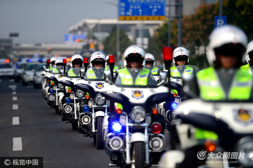 济南启动特巡警队伍社会巡防 巡警骑摩托车上路