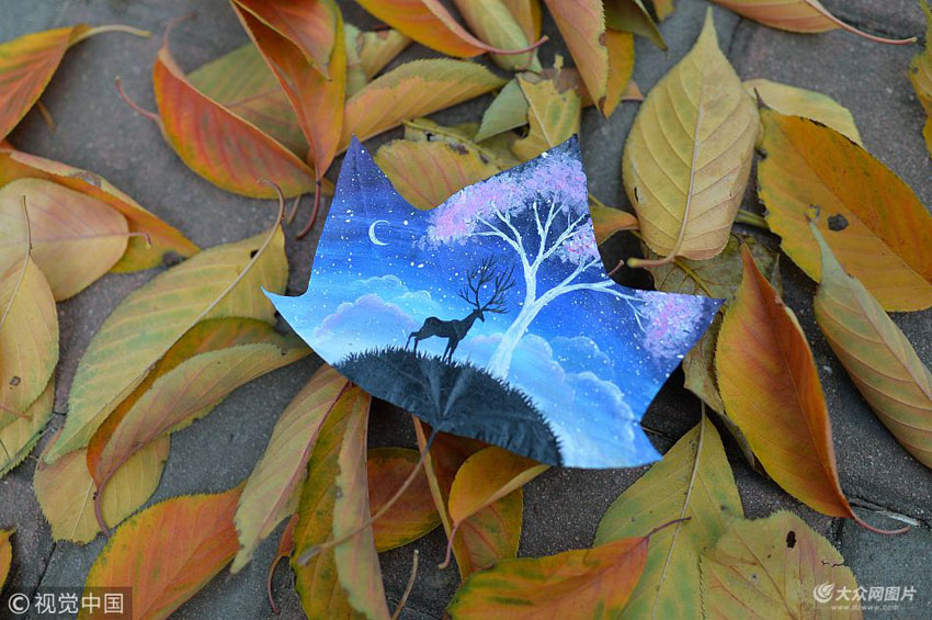 青岛:女教师在树叶上作画 色彩绚丽技法多样