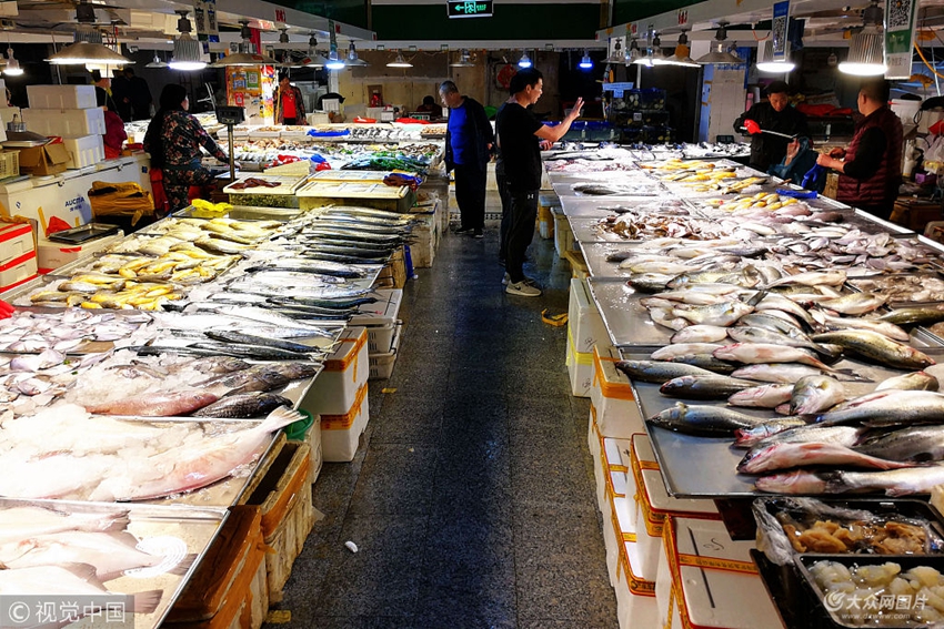 青岛:探访休渔期间海鲜市场 供应充足品种丰富