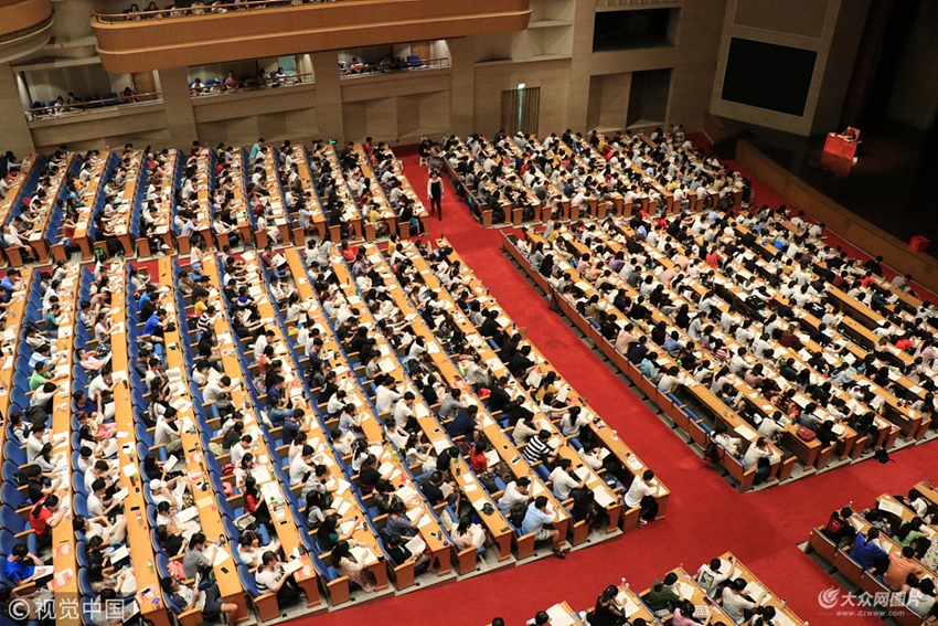 2018年8月4日,在濟南的山東會堂,3000多名學子聚集在這裡參加考研輔導