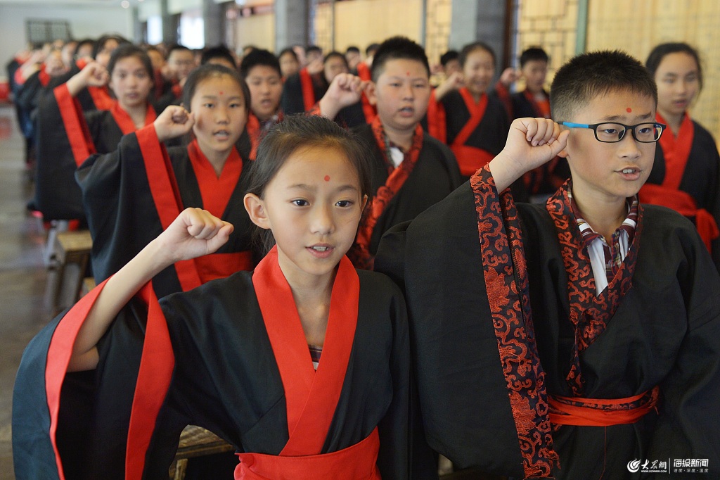 青岛一小学举行成童礼仪式 小学生着汉服学习传统文化