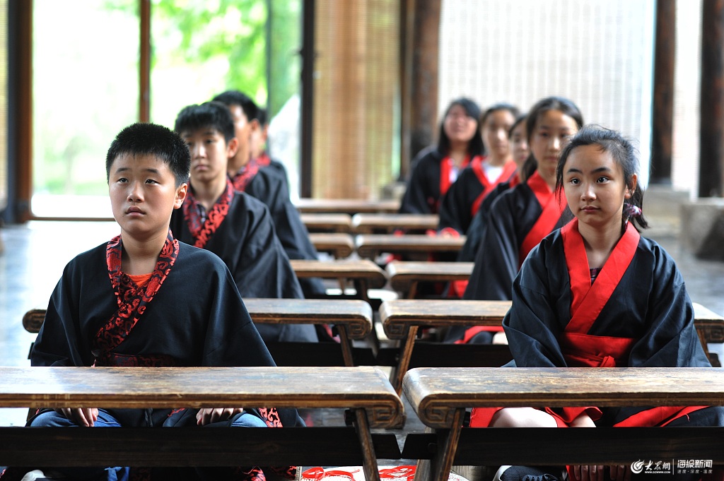 青岛一小学举行成童礼仪式 小学生着汉服学习传统文化