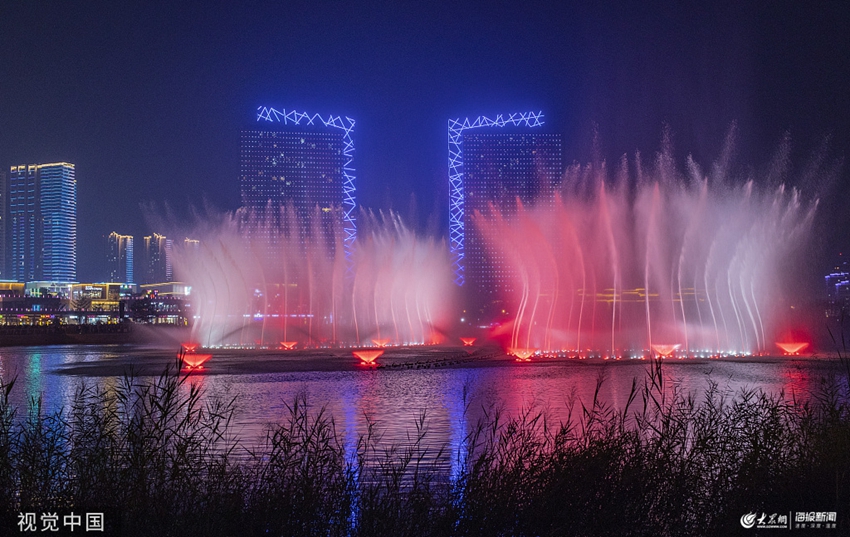 青岛:音乐喷泉点亮城市夜色
