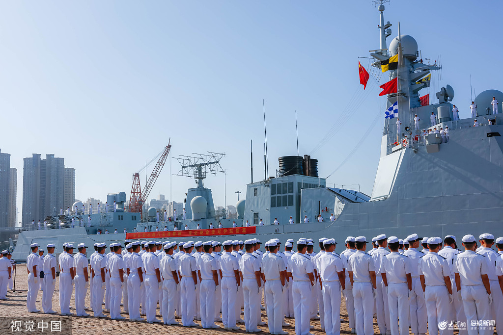 山东青岛中国海军第33批护航编队起航赴亚丁湾