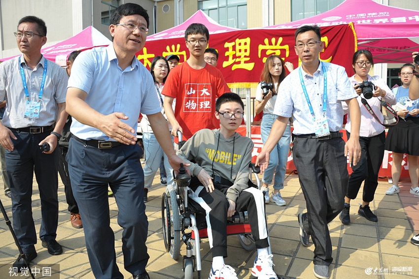 济南"爸爸背着上学"张连川来山东大学报到