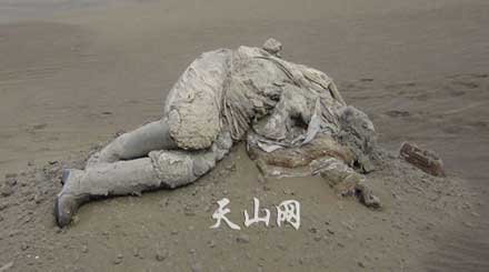 新疆库木塔格沙漠发现一具男性干尸(图)