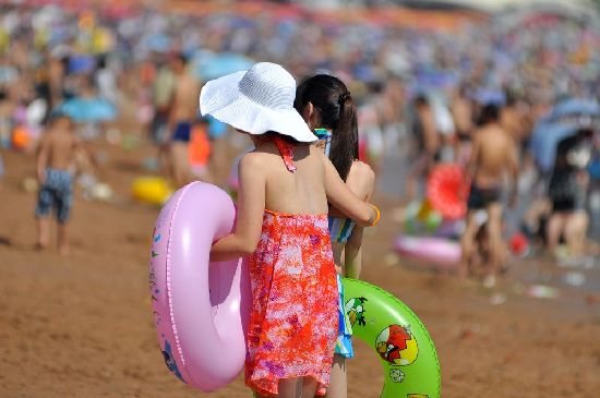 青岛海滨浴场现人海 比基尼美女清凉养眼