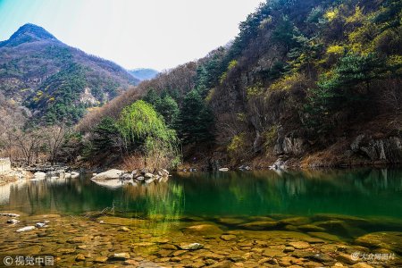 彩石溪沿溪可观赏色彩斑斓的带状彩石十里山涧,彩石平铺溪底