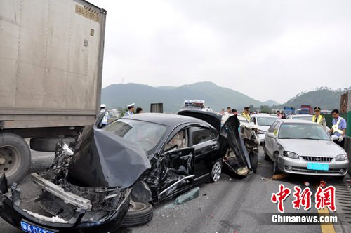 京港澳高速韶关段大货车失控连撞17辆车(图)