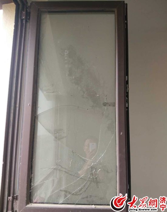 业主提供的窗户玻璃碎裂照片