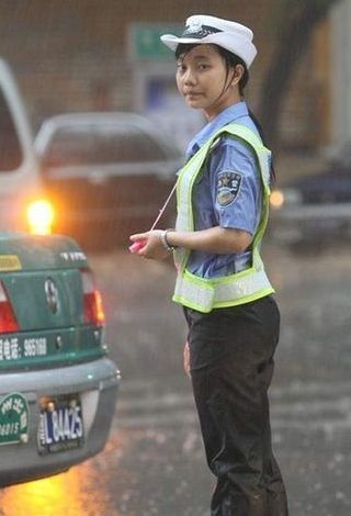 女协警暴雨中指挥交通被誉最美协警