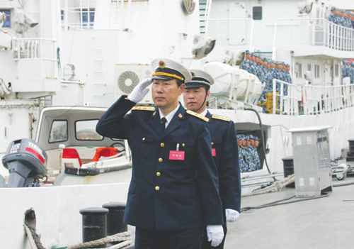 5月13日,海军副司令员王玉成中将在码头阅兵