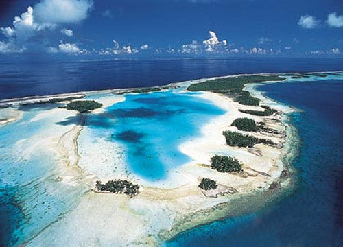 伦吉拉环礁   伦吉拉环礁是土阿莫土群岛最大的环礁,也是主要的潜水之