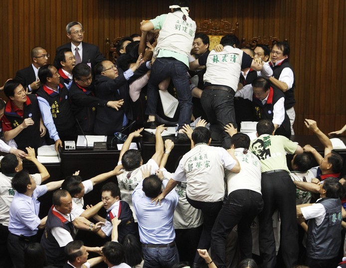 台湾立法院再发肢体冲突