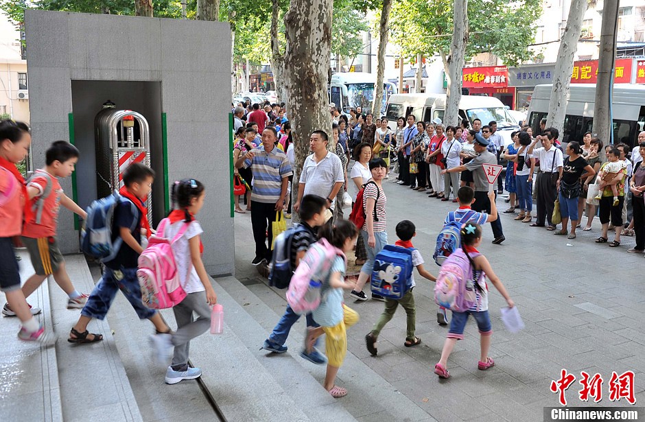 9月3日,武汉一小学门外等待学生放学的家长们