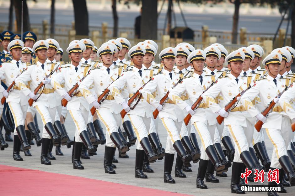 三軍儀仗隊新式禮賓服亮相 新增女隊員禮賓服