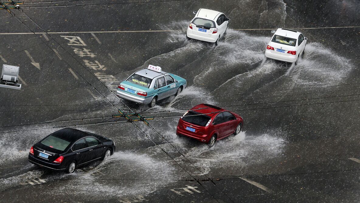 在雨中行驶的汽车.燕雨 摄