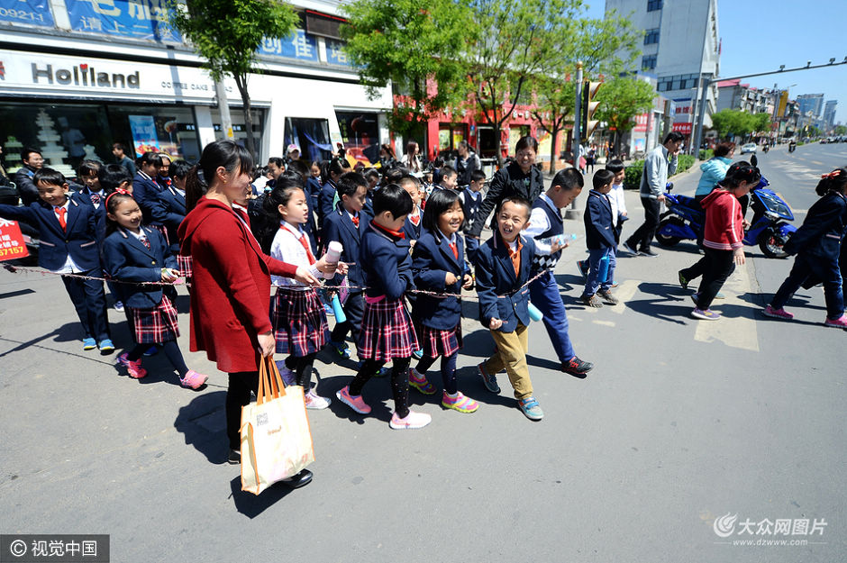 濟南一小學學生放學拴繩索走路 防止走散