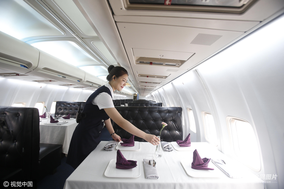首家飞机餐厅开业 服务员统一空乘装服务