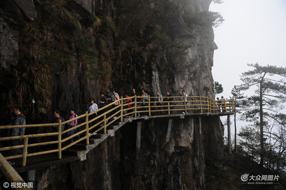 江西宜春:明月山棧道雲霧中穿行驚險刺激