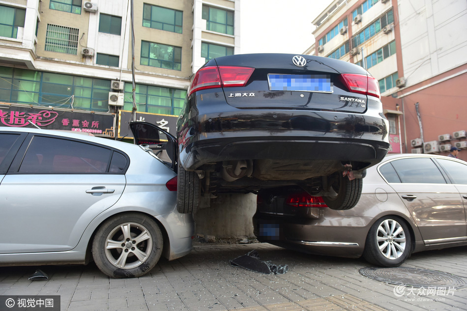 男子错把油门当刹车倒骑两辆车