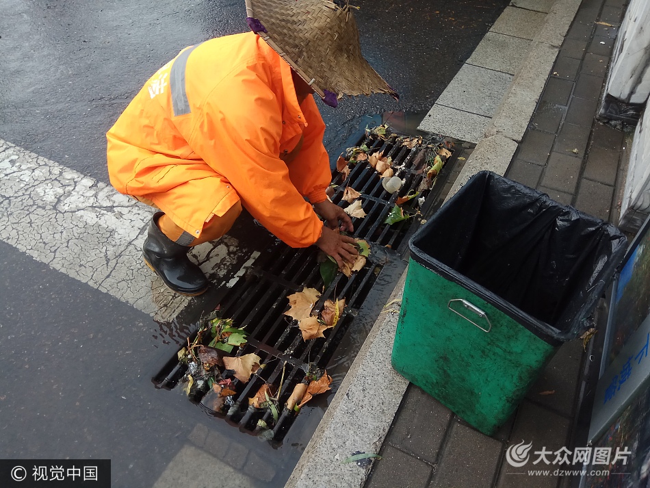 济南最美清洁工 百余次用手掏30多个井盖垃圾