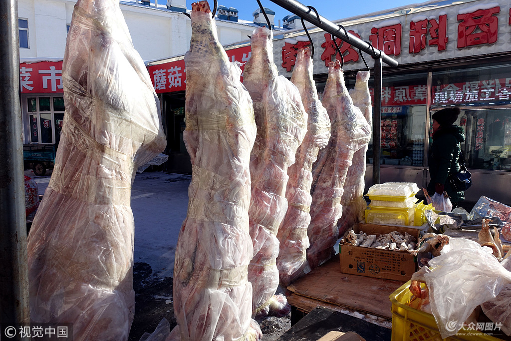 2018年1月11日,内蒙古呼伦贝尔市牙克石农贸批发市场,商贩将冰冻的