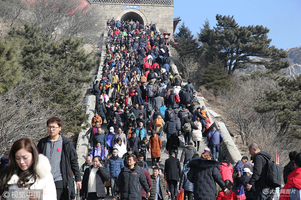 大年初一游客扎堆泰山祈福 台阶撒满零钱成金街