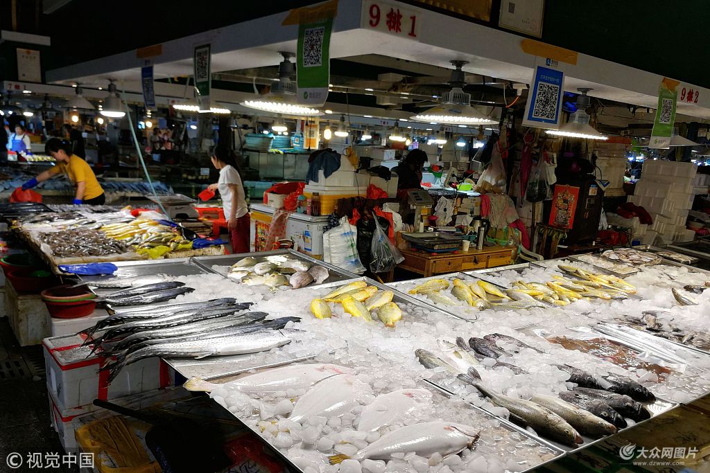 盛夏季节 青岛海鲜市场食材丰富