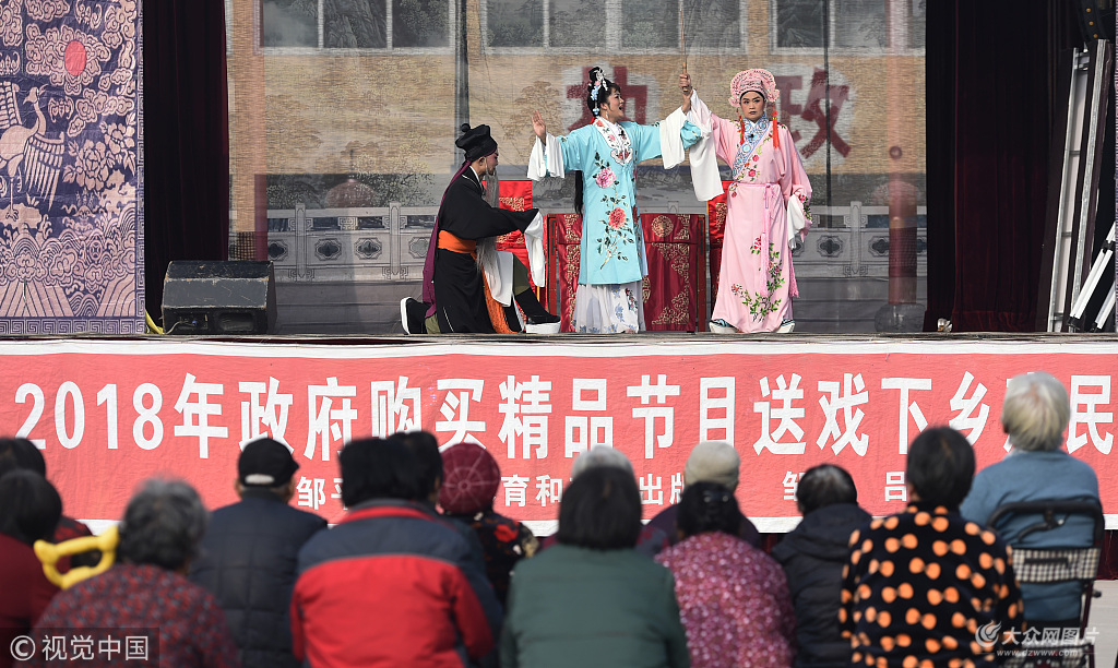 山東省鄒平市呂劇團在臨池鎮小臨池村為百姓演出傳統呂劇《龍鳳面》