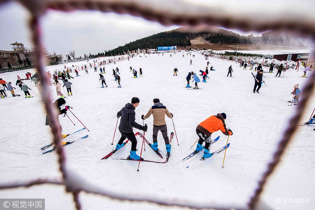 2018年12月9日,山东潍坊,游客在青州市驼山滑雪场体验滑雪乐趣