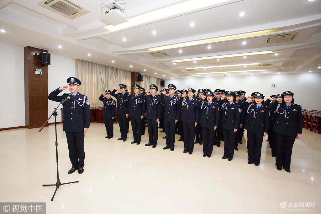 橄榄绿变 警服蓝 官兵转隶为公安民警