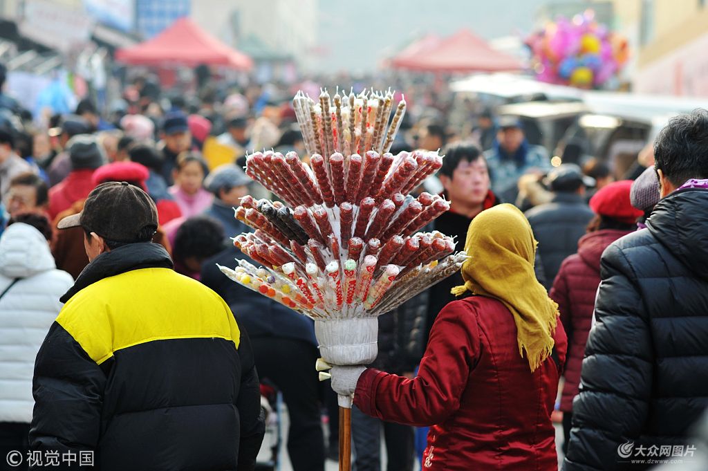 2019年1月7日,热闹的青岛市李村年货大集掀开年味序幕.