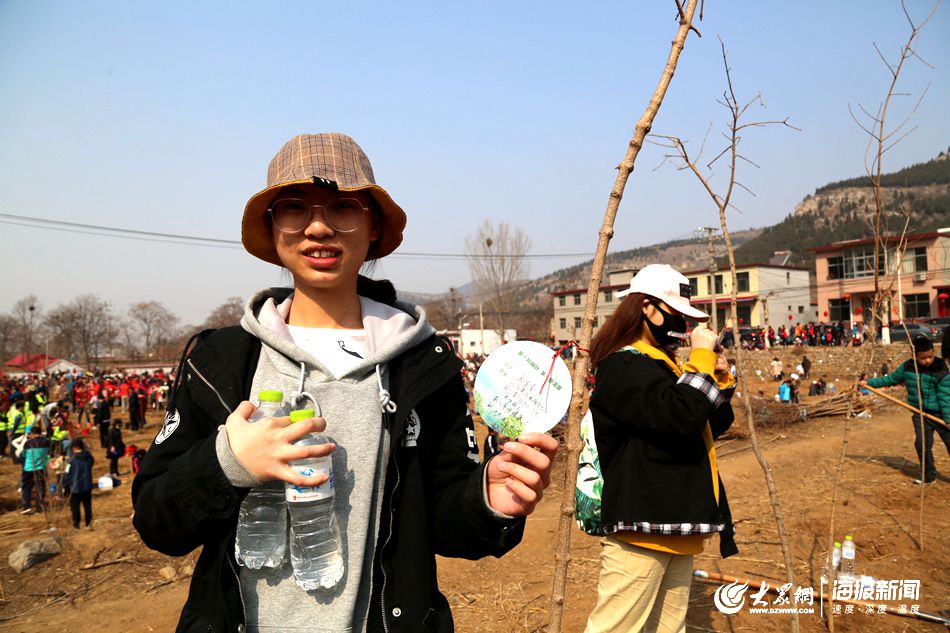 山东建筑大学的大学生袁佳音许下愿家人身体健看的心愿.