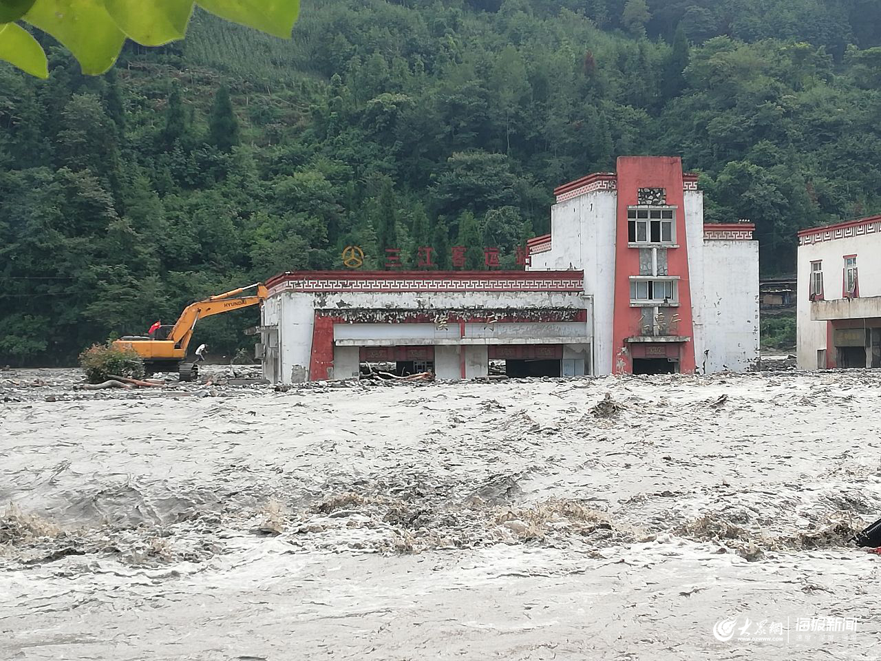 (航拍)汶川三江鎮農貿市場被沖垮 村委會,派出所成孤島