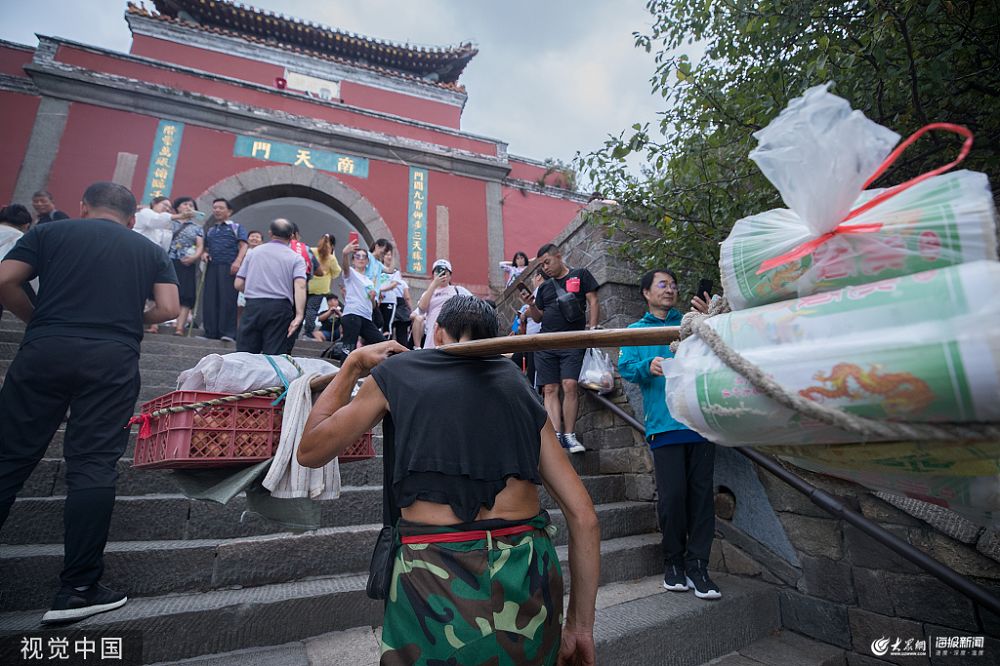 泰山挑山工摄影图片