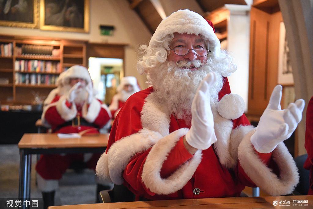 英国 圣诞老人 在伦敦快乐圣诞老人学校接受培训有模有样 大众网