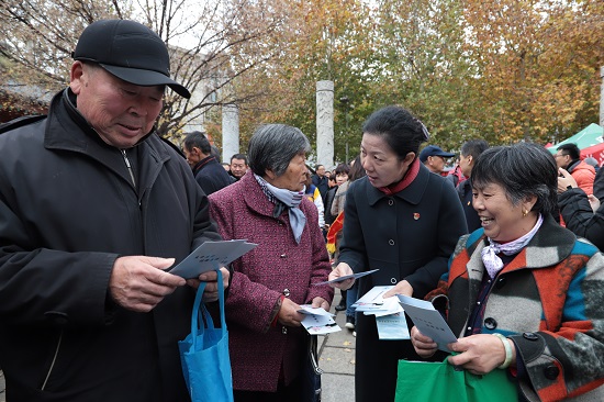 山东省市场监督管理局食品安全总监尚青为居民细心讲解保健食品安全