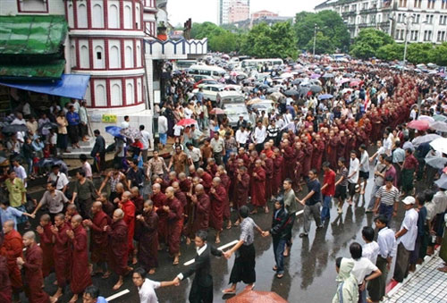 9月23日，缅甸仰光，粗陋2万名僧侣和市民走上街头，反对军事独裁。