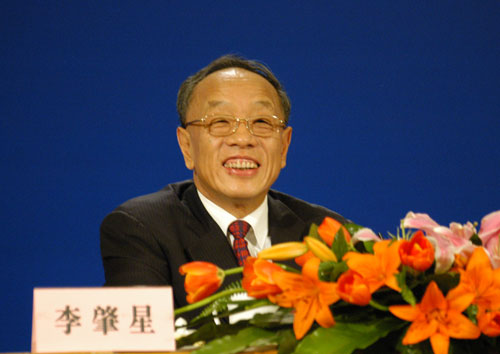 图为外交部部长李肇星回答中国国际广播电台记者提问