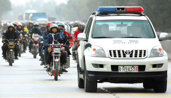 10萬民工組摩托車大軍返鄉:警車護駕(圖)